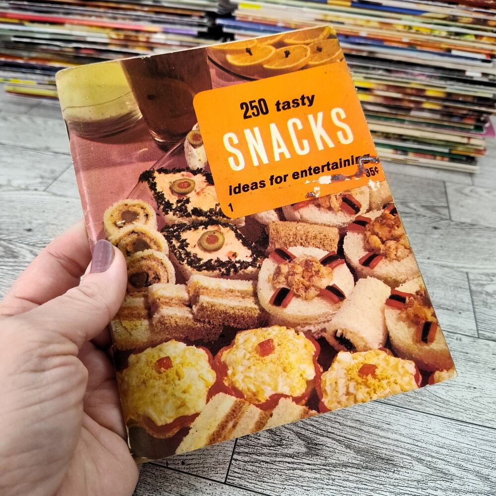 250 Tasty Snack Ideas for Entertaining Cookbook Booklet 1970 Vtg Culinary Arts